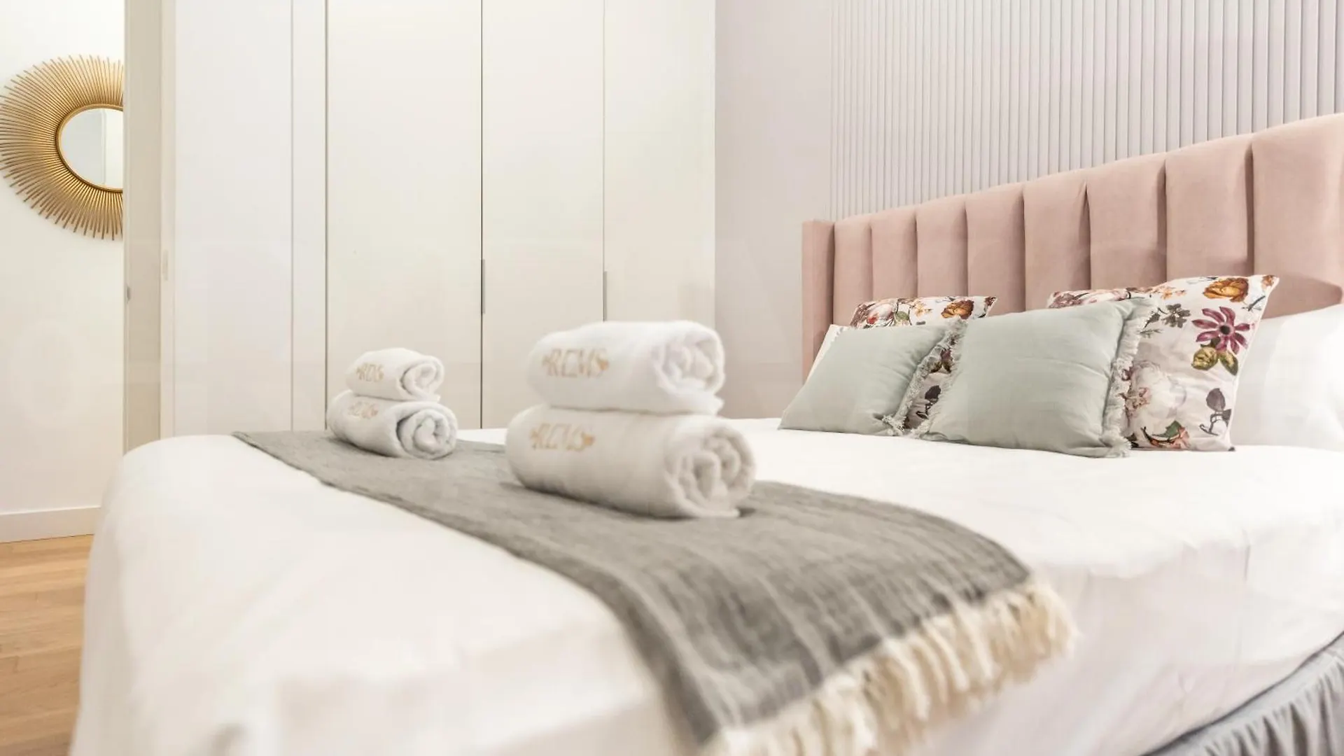 Sophisticated Modern Apartment Center By Rems Málaga